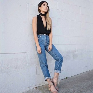 С чем носить бежевые замшевые босоножки на каблуке