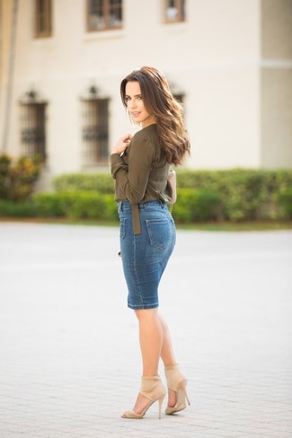 С чем носить бежевые замшевые босоножки на каблуке