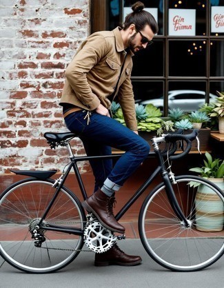 С чем носить бежевую замшевую куртку мужчине