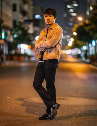 С чем носить бежевую замшевую куртку мужчине