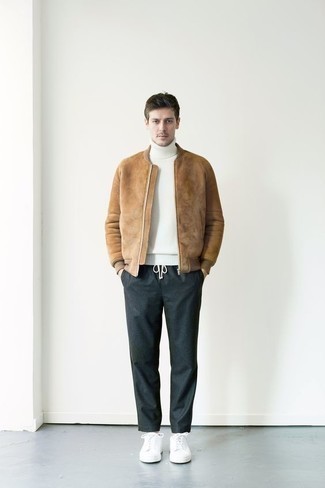 С чем носить бежевую замшевую куртку мужчине