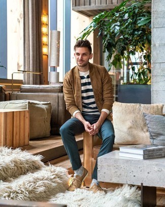 С чем носить бежевую замшевую куртку мужчине