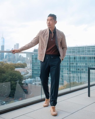 С чем носить бежевую замшевую куртку мужчине