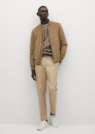 С чем носить бежевую замшевую куртку мужчине