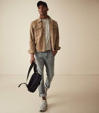 С чем носить бежевую замшевую куртку мужчине