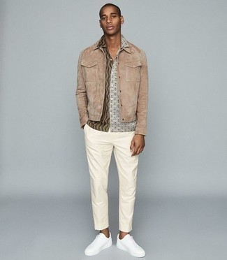 С чем носить бежевую замшевую куртку мужчине