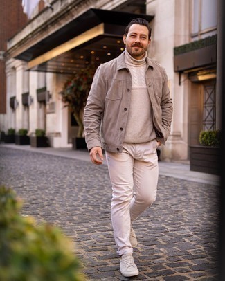 С чем носить бежевую замшевую куртку мужчине