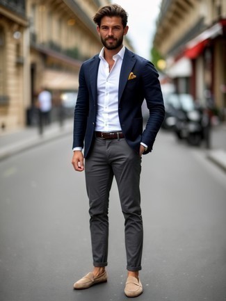 С чем носить бежевые замшевые лоферы мужчине