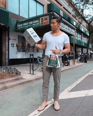 С чем носить бежевые замшевые лоферы мужчине