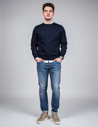 С чем носить бежевые замшевые низкие кеды мужчине