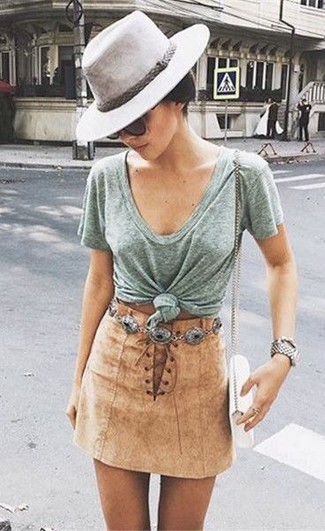 С чем носить бежевую замшевую мини-юбку