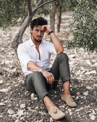 С чем носить бежевые замшевые лоферы с кисточками