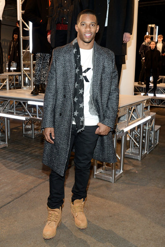 С чем носить бежевые замшевые рабочие ботинки мужчине