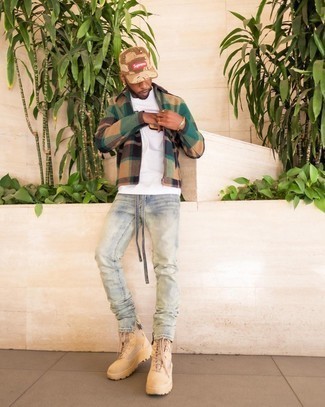 С чем носить бежевые замшевые рабочие ботинки мужчине