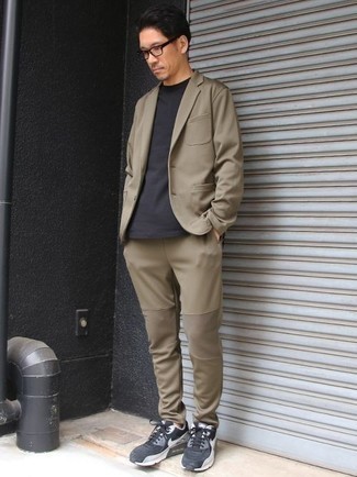 Какие кроссовки носить с бежевым костюмом