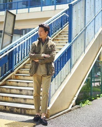 Как носить бежевый костюм с черными замшевыми лоферами