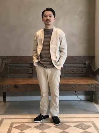 Какие топсайдеры носить с бежевым костюмом