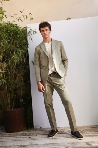 Какие топсайдеры носить с бежевым костюмом