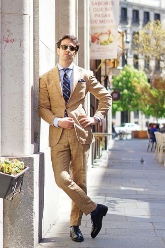 Какие броги носить с бежевым костюмом