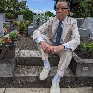 Какие броги носить с бежевым костюмом