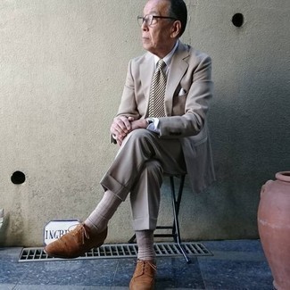 Какие броги носить с бежевым костюмом