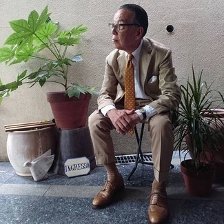 Какие броги носить с бежевым костюмом