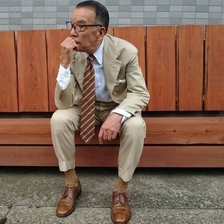 Какие броги носить с бежевым костюмом