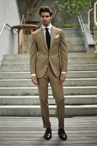 Какие броги носить с бежевым костюмом