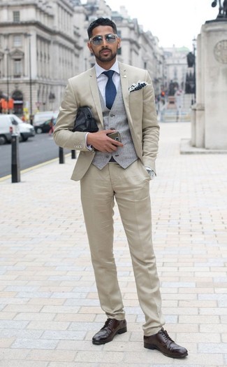 Как носить бежевый костюм с коричневыми кожаными брогами