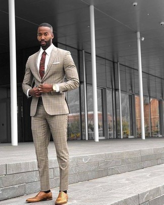Как носить бежевый костюм с коричневыми кожаными брогами