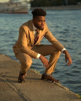 Как носить бежевый костюм с коричневыми кожаными брогами