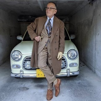 Как носить бежевый костюм с коричневыми замшевыми брогами