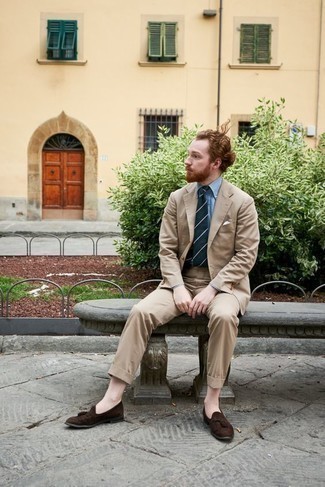 Как носить бежевый костюм с коричневыми замшевыми лоферами