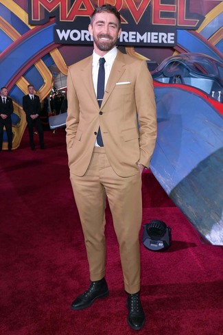 Какие повседневные ботинки носить с бежевым костюмом