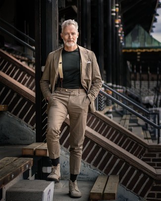 Какие повседневные ботинки носить с бежевым костюмом