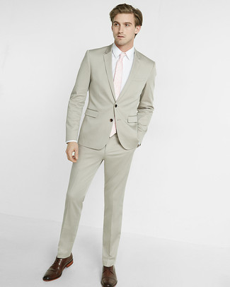 Как носить бежевый костюм с темно-коричневыми кожаными брогами