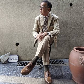 Как носить бежевый костюм с темно-коричневыми кожаными брогами