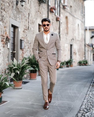 Как носить бежевый костюм с темно-коричневыми кожаными брогами