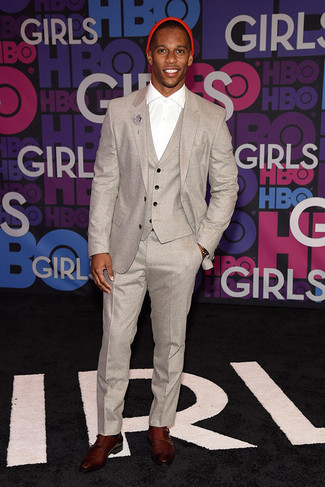 Как носить бежевый костюм с темно-коричневыми кожаными монками