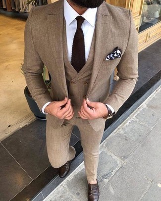 Как носить бежевый костюм с темно-коричневыми кожаными монками