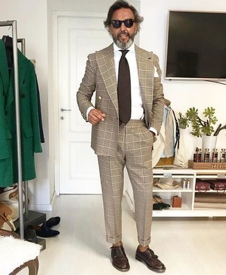 Как носить бежевый костюм с темно-коричневыми кожаными монками