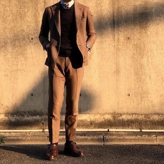 Как носить бежевый костюм с темно-коричневыми кожаными монками