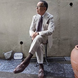 Как носить бежевый костюм с темно-коричневыми кожаными монками