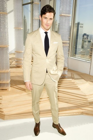 Какие туфли дерби носить с бежевым костюмом