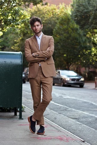 Какие туфли дерби носить с бежевым костюмом