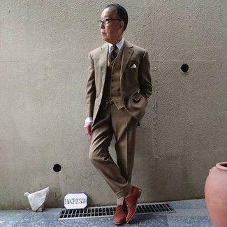 Какие туфли дерби носить с бежевым костюмом