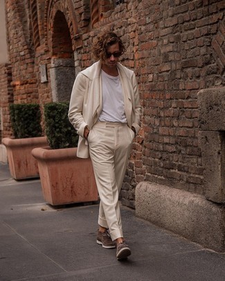 Какие ботинки дезерты носить с бежевым костюмом