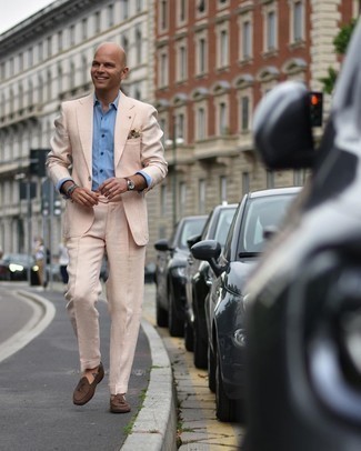 С чем носить бежевый костюм