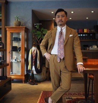 Какие лоферы носить с бежевым костюмом