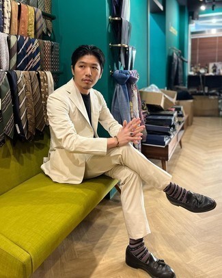 Какие лоферы носить с бежевым костюмом